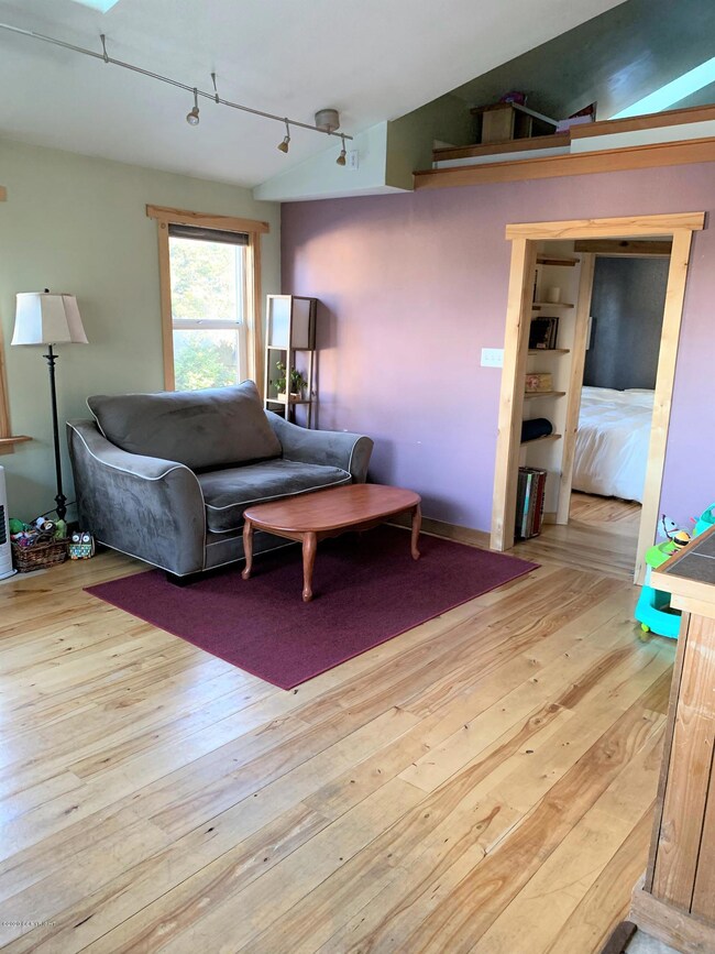 1325 Mission Rd - Living room