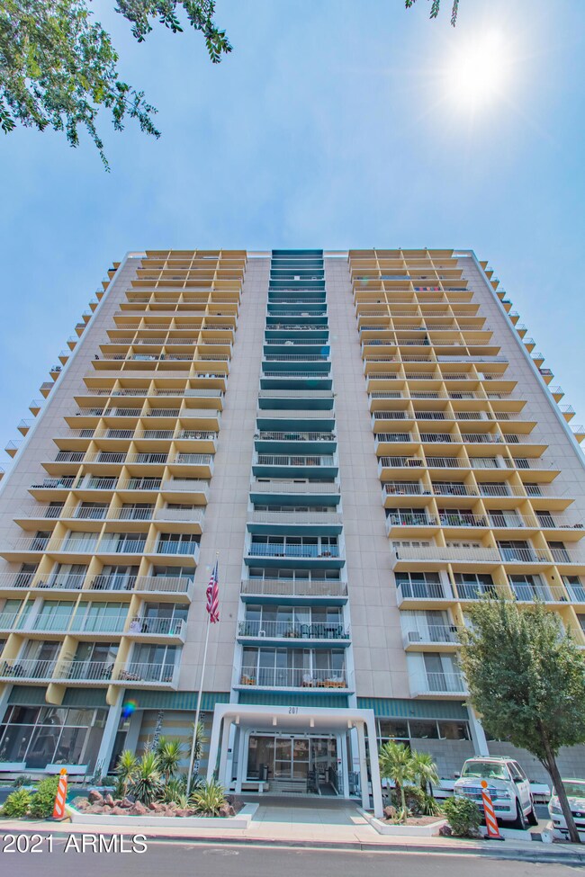 207 W Clarendon Ave 15F (2 of 34)