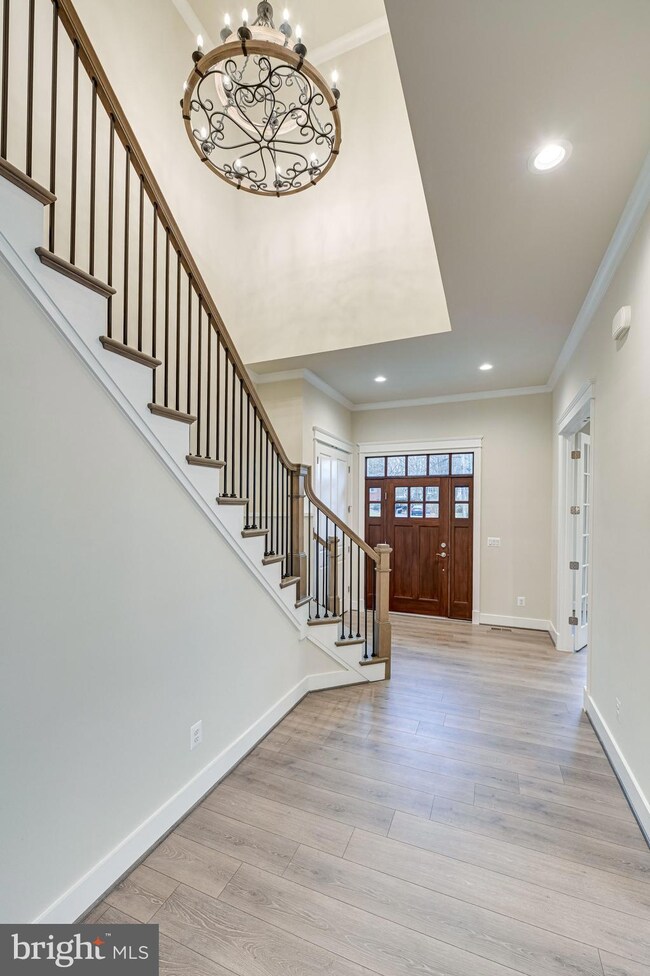 8911 Higdon Dr, Vienna, VA 22182 - photo 4