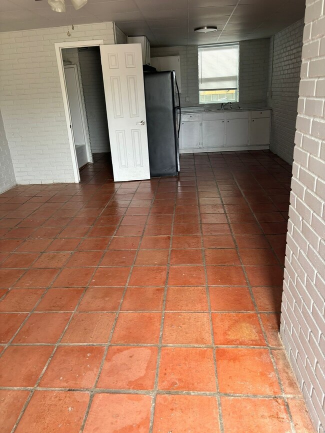 1627 Farm To Market Road 351 unit 15, Beeville, TX 78102 - photo 6