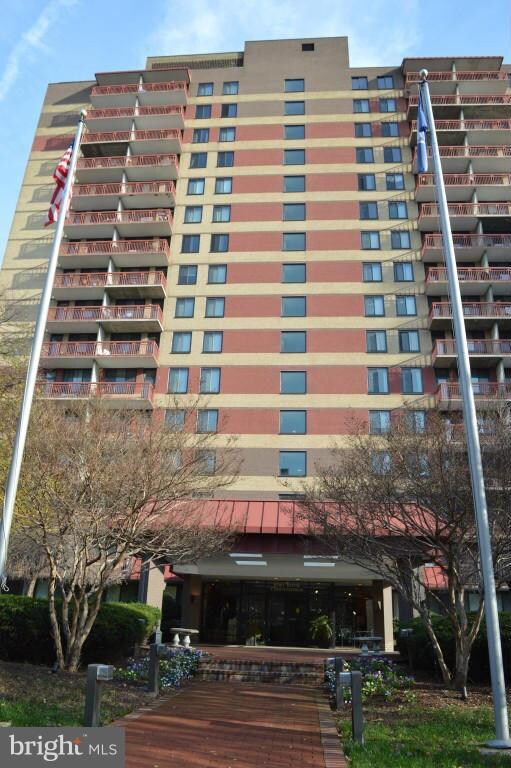 Port Royal unit 1502, Alexandria, VA 22314 - photo 2