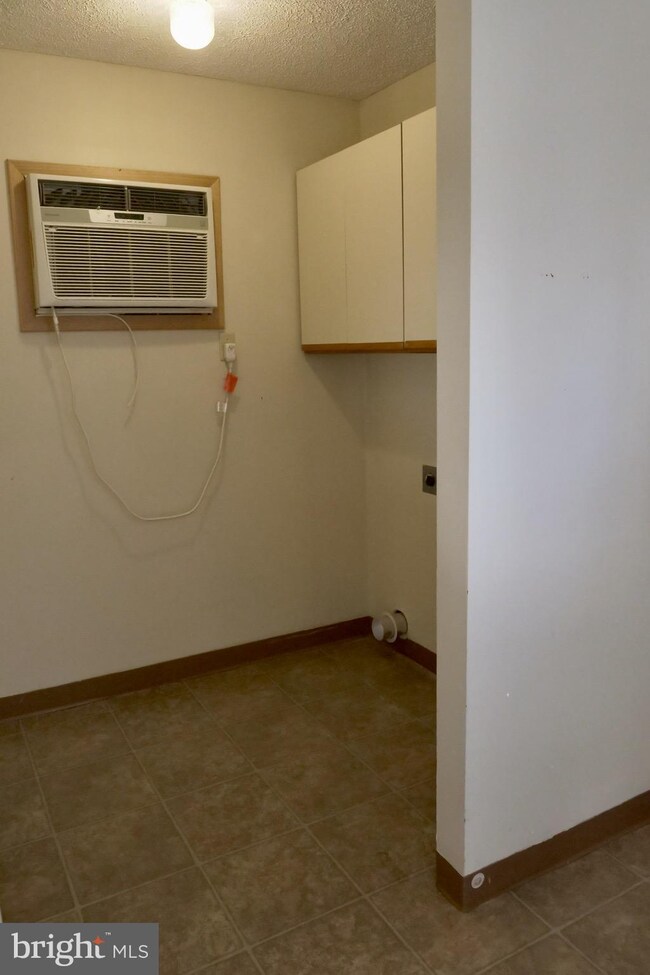 8 Farrell Ln, Wilkes Barre, PA 18705 - photo 3