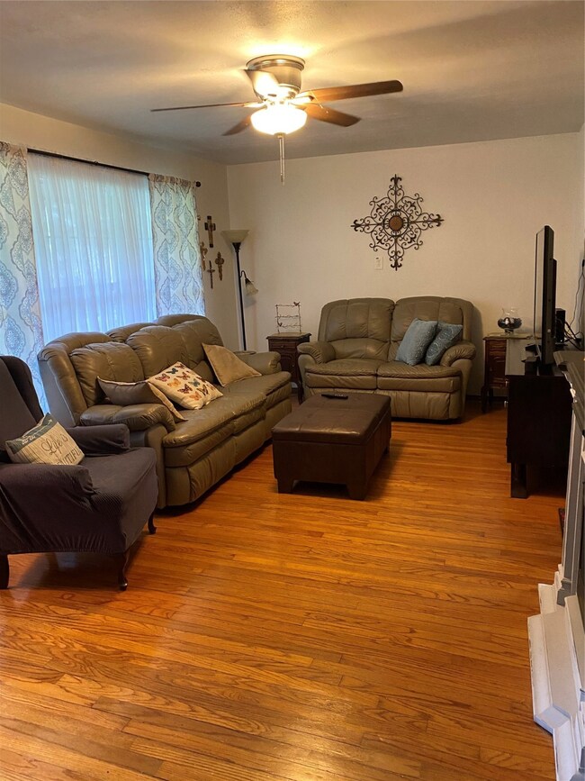 717 Dezso Dr, Alvin, TX 77511 - photo 2