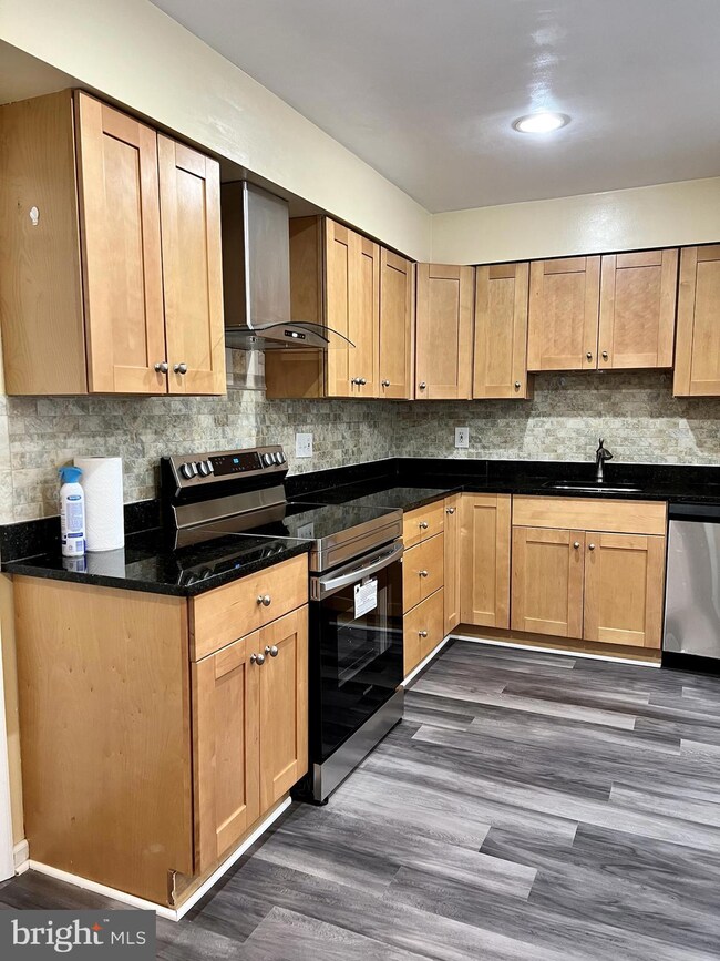 3703 Persimmon Cir, Fairfax, VA 22031 - photo 2