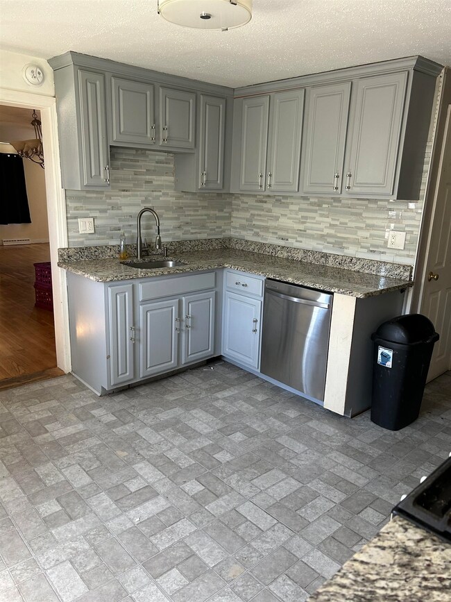 13 Grove St, Nashua, NH 03064 - photo 2