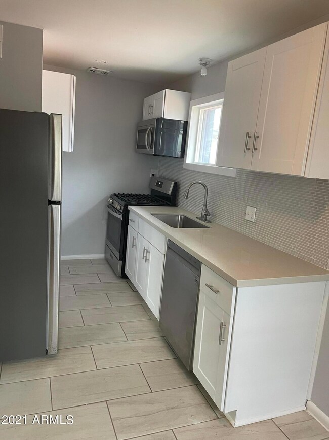 2242 N 29th Place unit 3, Phoenix, AZ 85008 - photo 3