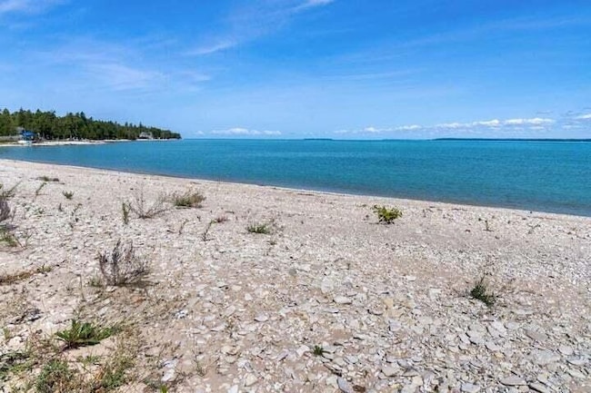 914 Lakeside Dr, MacKinaw City, MI 49701 | MLS# 201827046