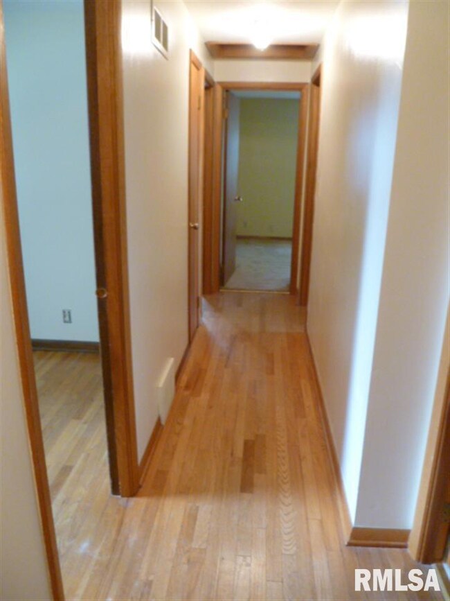 2220 Avalon Ct, Bettendorf, IA 52722 - photo 7