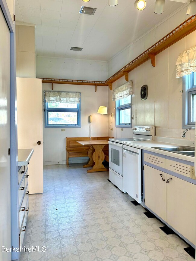 8 Club Cir, Pittsfield, MA 01201 - photo 6