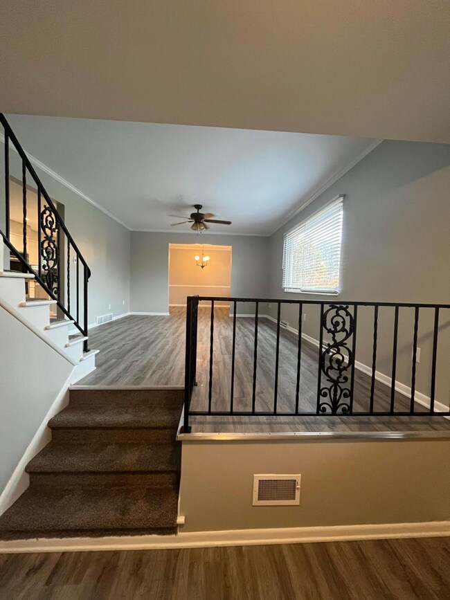 5561 Rockport Rd, Columbus, OH 43235 - photo 2