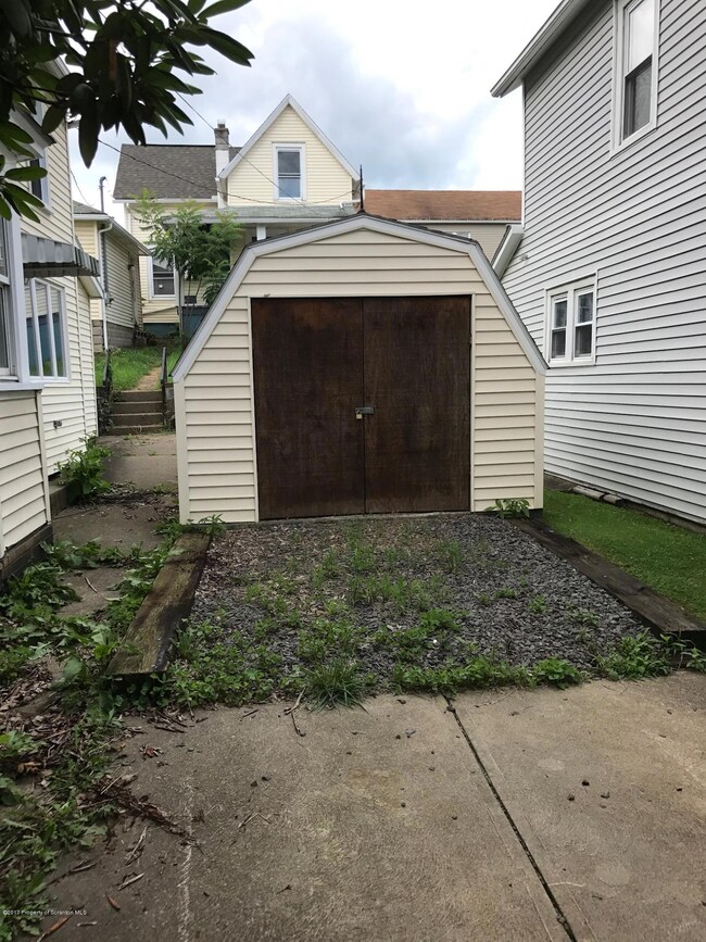 126 W Broad St, Nanticoke, PA 18634 - photo 2