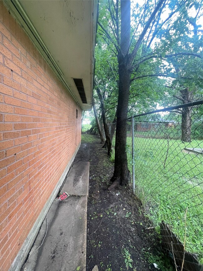 3903 Faulkner St, Houston, TX 77021 - photo 4