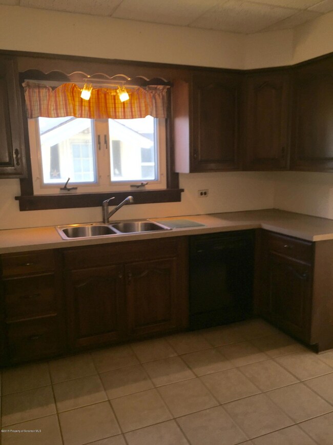 404 Bowman St, Scranton, PA 18519 - photo 2