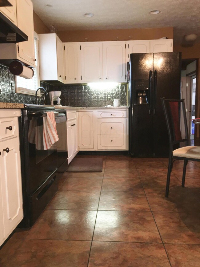 LARGE EAT IN KITCHEN