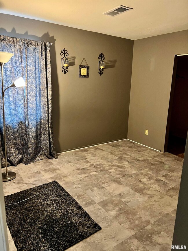 7002 Ridge Dr, Davenport, IA 52806 - photo 7