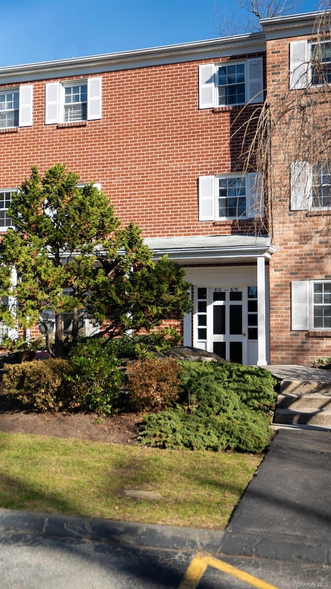 614 Woodland Hills Rd, White Plains, NY 10603 - photo 2