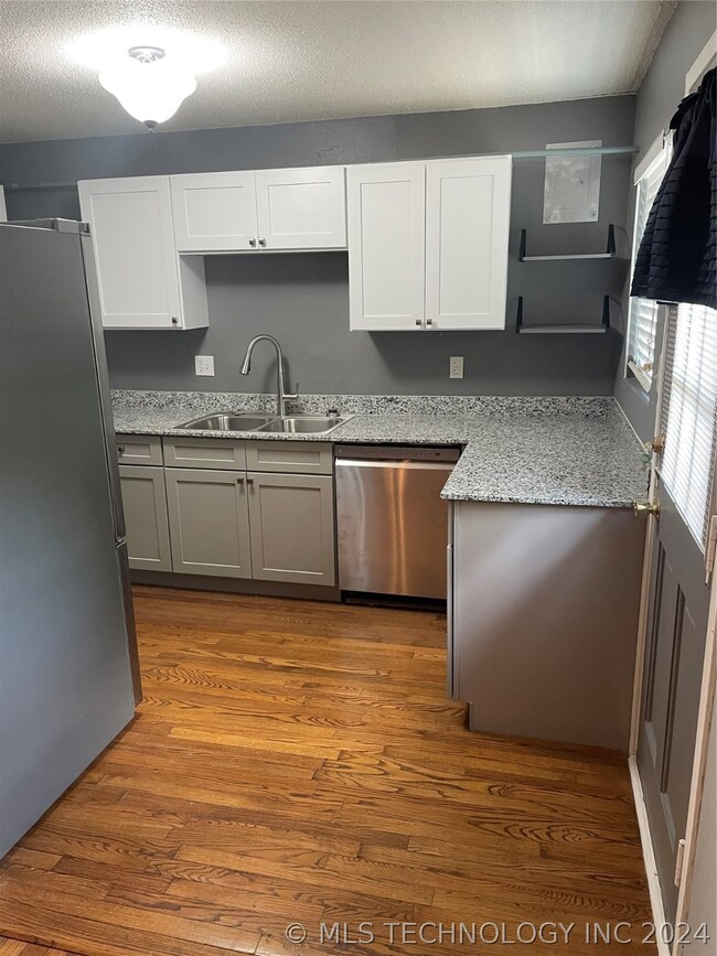 1329 E 38th Place unit B, Tulsa, OK 74105 - photo 3