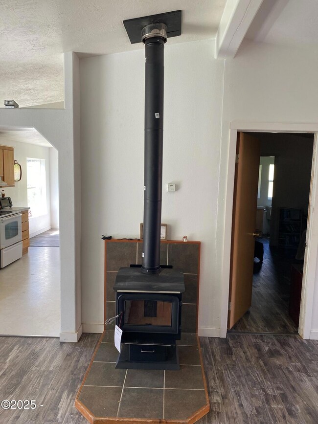 1578 NW Spruce St, Toledo, OR 97391 - photo 4