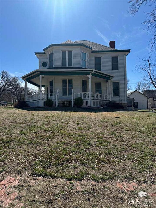 406 W 8th St, Concordia, KS 66901 - photo 2