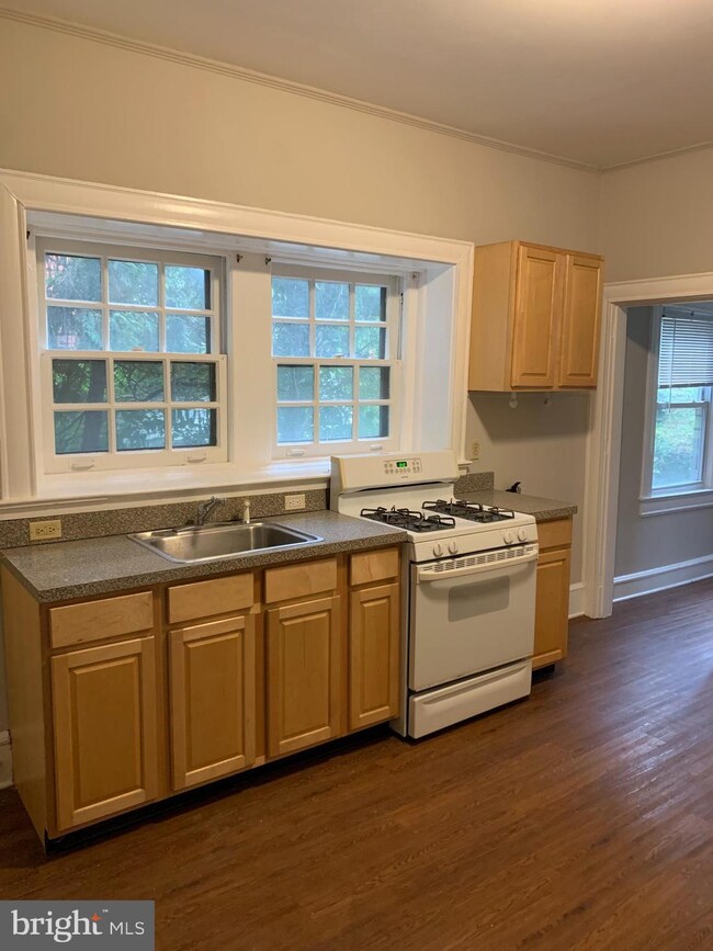 135 Walnut St unit 1ST FLOOR, Jenkintown, PA 19046 - photo 3