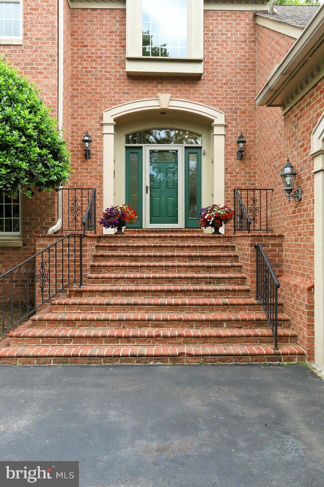 15294 Surrey House Way, Centreville, VA 20120 - photo 3