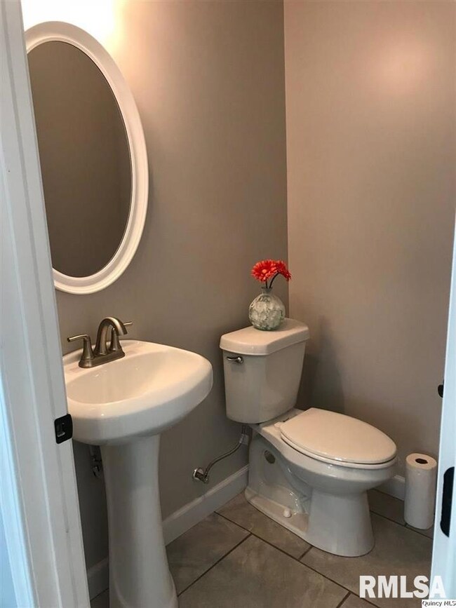 1835 W 55th St, Davenport, IA 52806 - photo 4