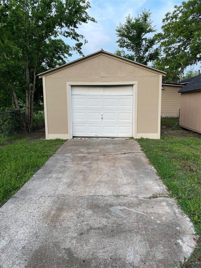 2408 Avenue B, Bay City, TX 77414 - photo 4