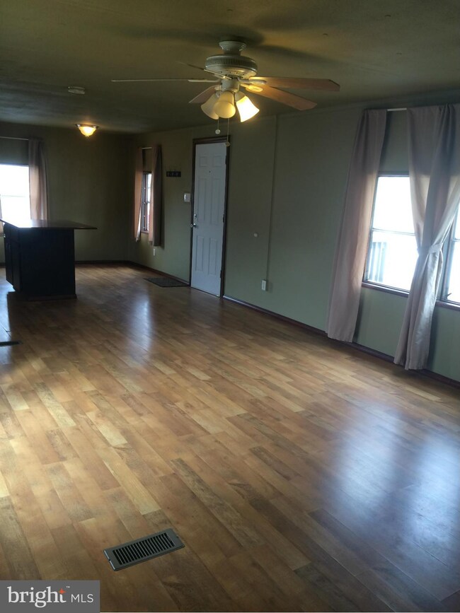 11313 Lakeside Dr unit 25, Hagerstown, MD 21740 - photo 3