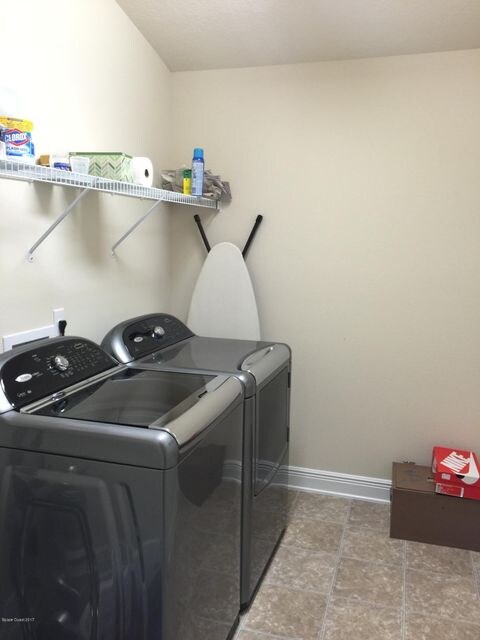 Alaqua laundry room
