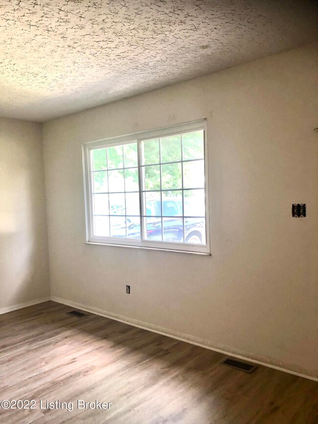 8212 Sandidge Dr, Louisville, KY 40228 - photo 7