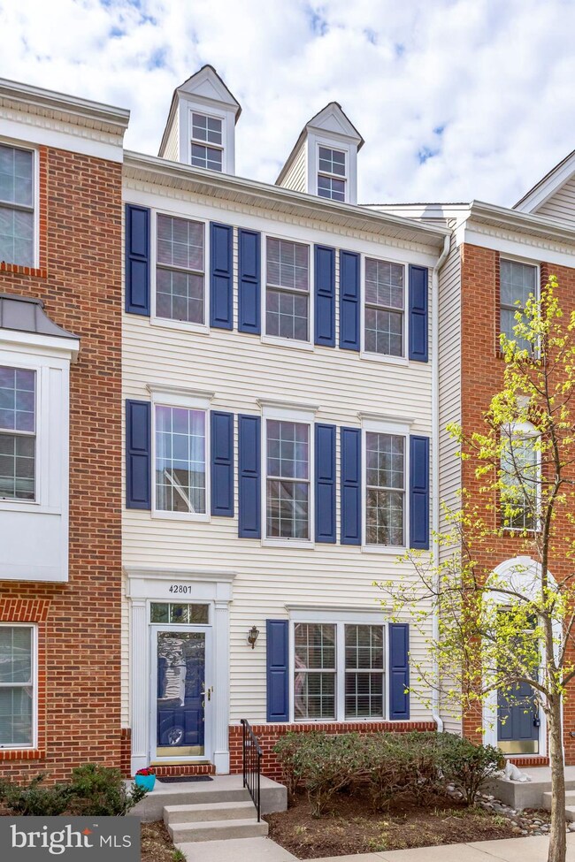 42807 Flannigan Terrace, Chantilly, VA 20152 - photo 2
