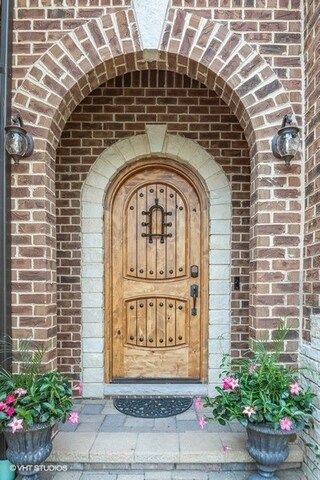 688 S Hawthorne Ave, Elmhurst, IL 60126 - photo 2