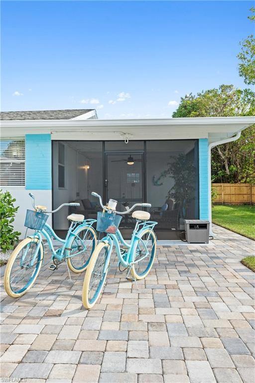 Equipped with 2 bikes to ride to 5th Ave, the beac