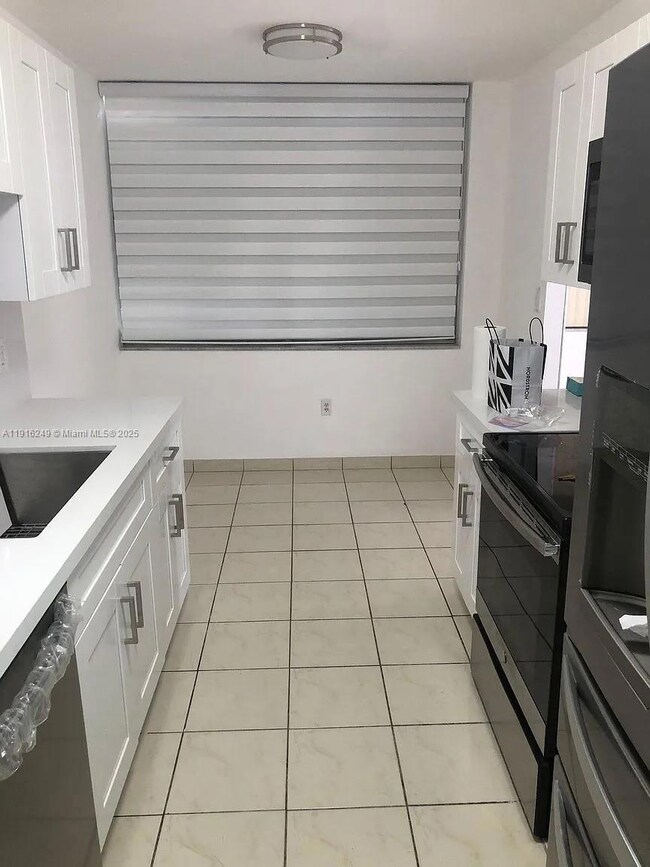 Wilshire Condominium unit 820W, Miami, FL 33179 - photo 3