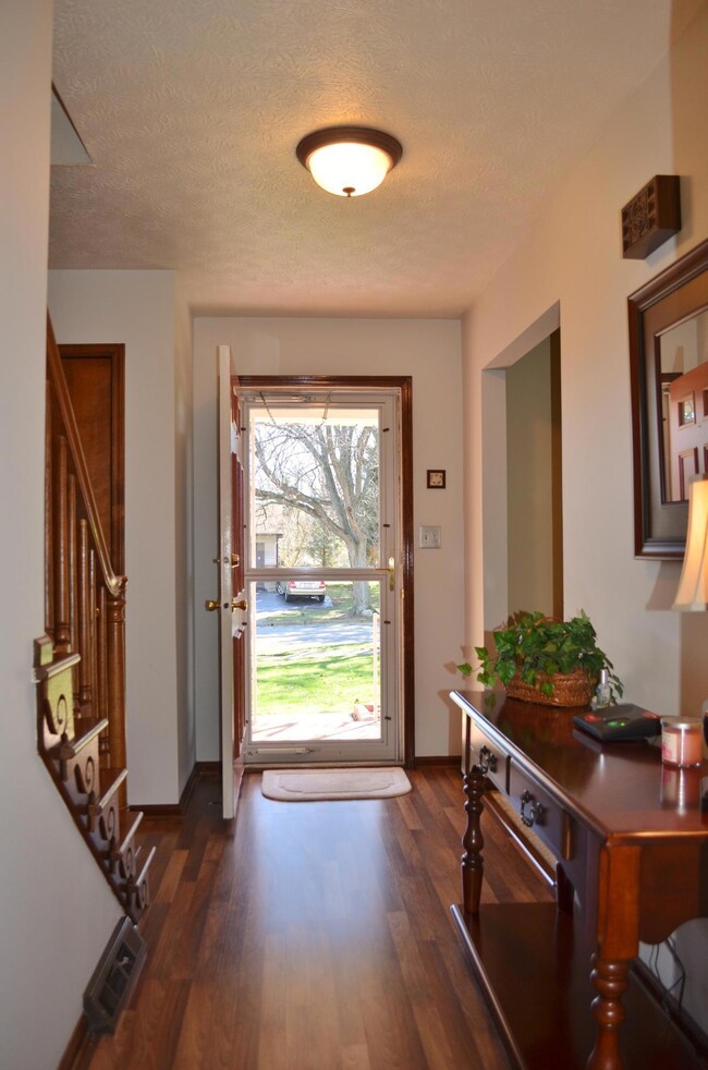 2028 Sumac Dr, Columbus, OH 43229 - photo 4