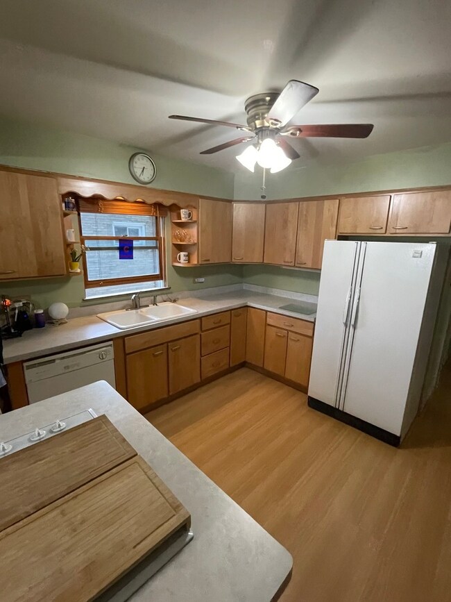 427 Keller Ave, Waukegan, IL 60085 - photo 3