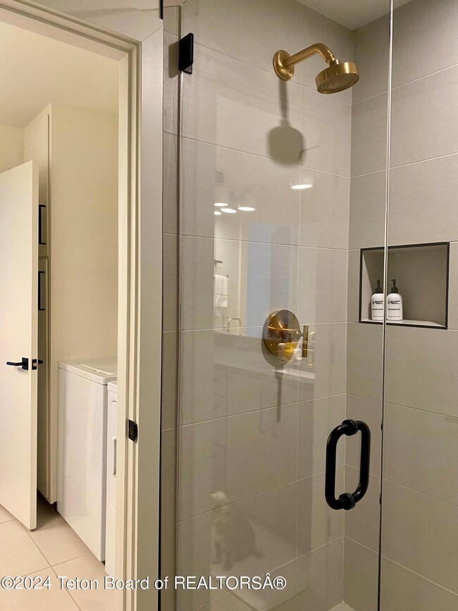 Guest bath shower