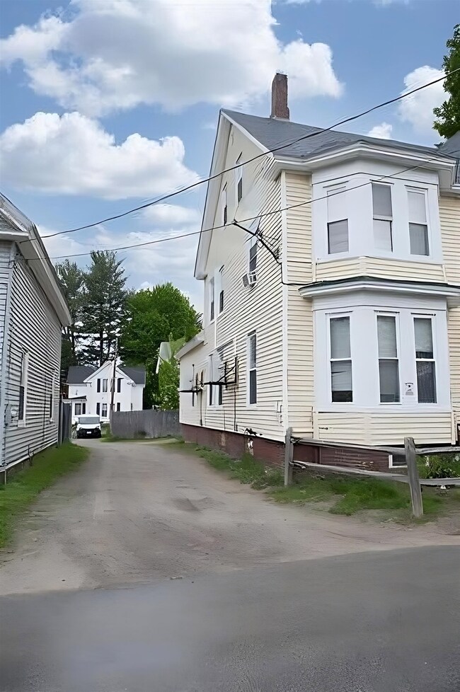 18-20 Cleveland Place, Laconia, NH 03246 - photo 2