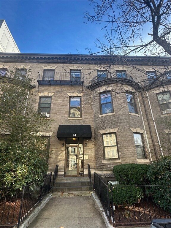 24 Peterborough St unit 11, Boston, MA 02215 - photo 7