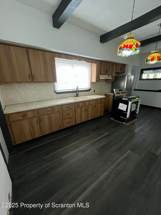 228 Union St unit Left, Taylor, PA 18517 - photo 4