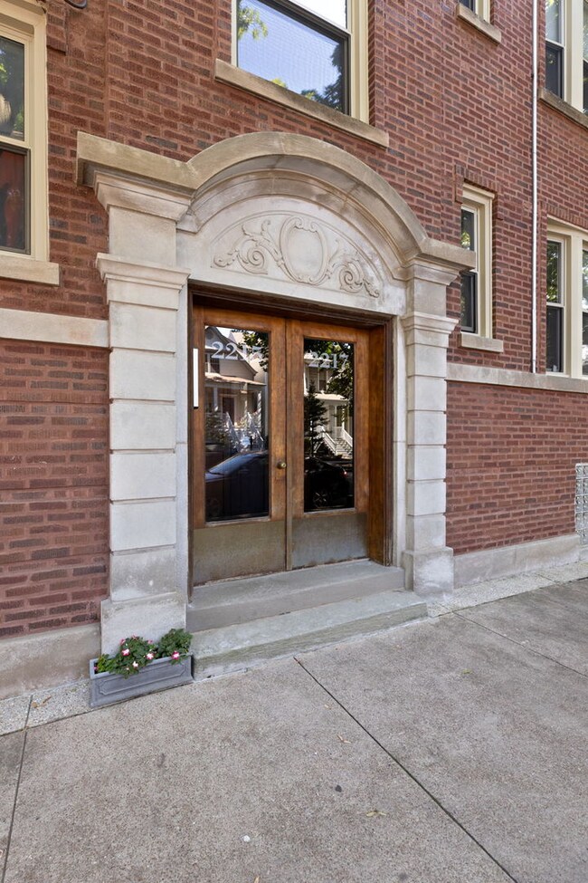 2215 W Ainslie St unit 22152, Chicago, IL 60625 - photo 2