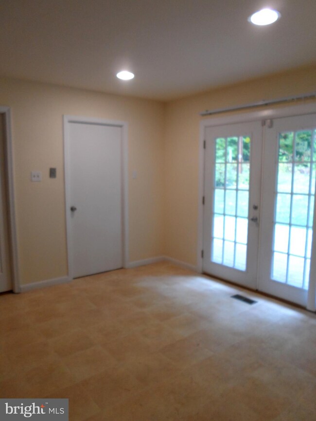 4009 Woodhaven Ln, Bowie, MD 20715 - photo 5
