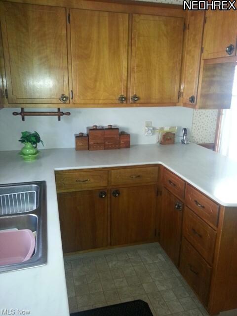 Well fitted, solid oak kitchen cabinets, neutral d