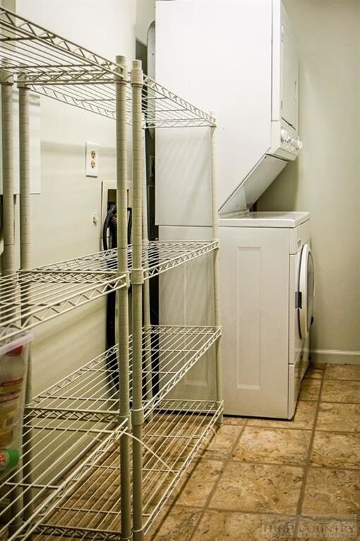 View of the Home: 115 Eaves Court has 3 decks The surrounding trees & hedges ensure privacy. Luxuriate in the peace & quiet or use the as a springboard to area's many amenities.