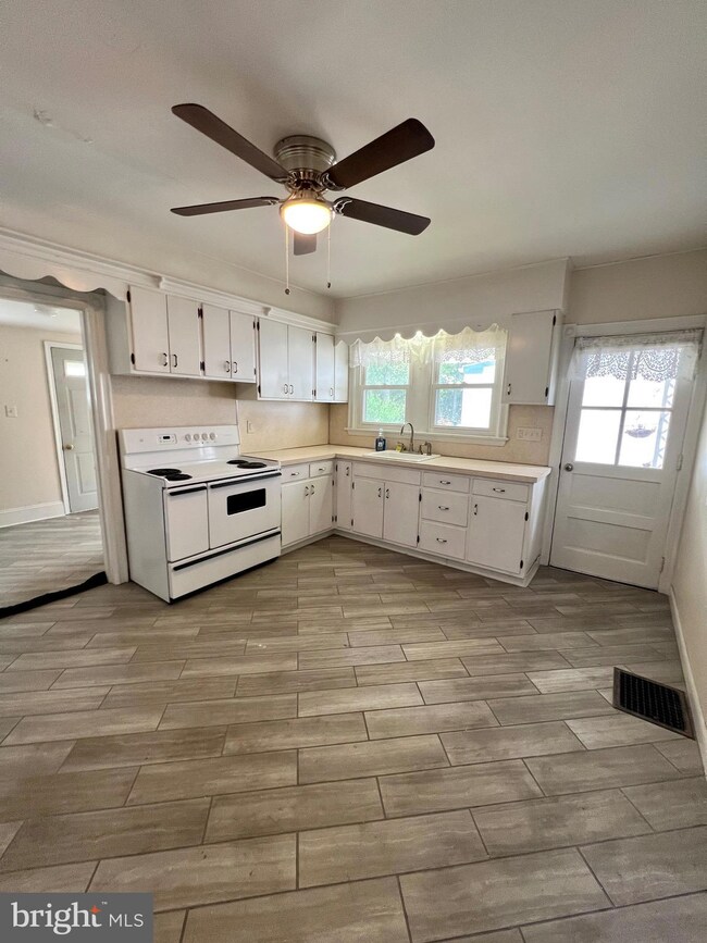 337 Bridge St, Spring City, PA 19475 - photo 6