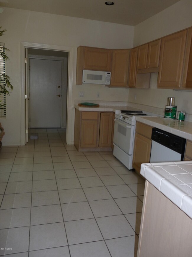 6078 N Running Deer Cir, Tucson, AZ 85750 - photo 2