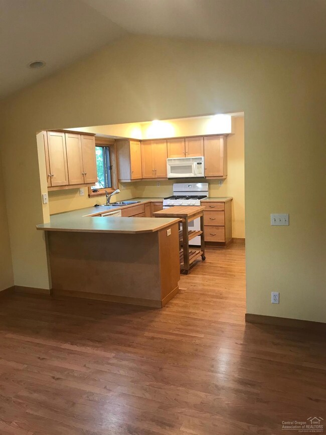 635 NE Irving Ave, Bend, OR 97701 - photo 3