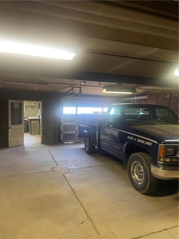 32'x22'4 area with one garage door