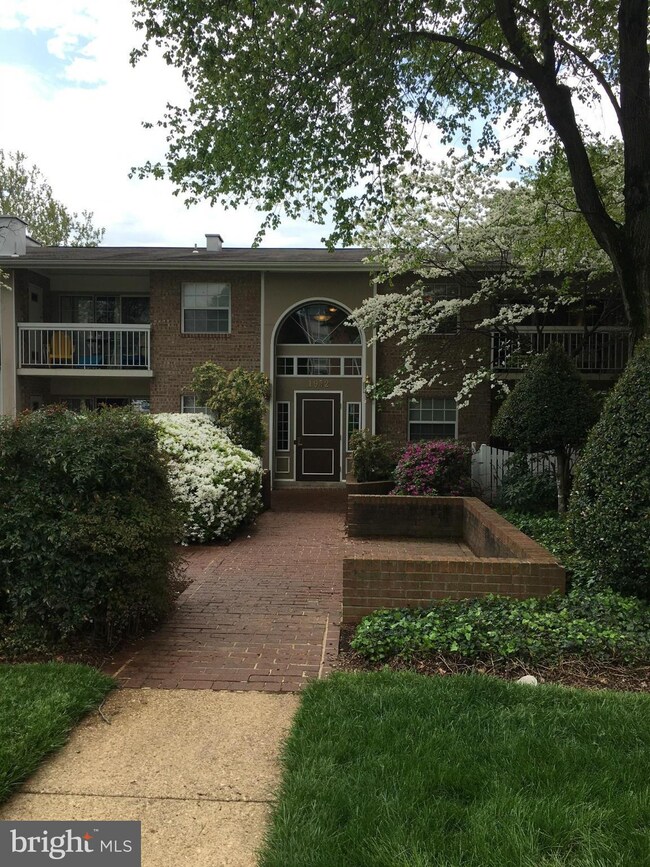 1952 Kennedy Dr unit 202, McLean, VA 22102 - photo 2