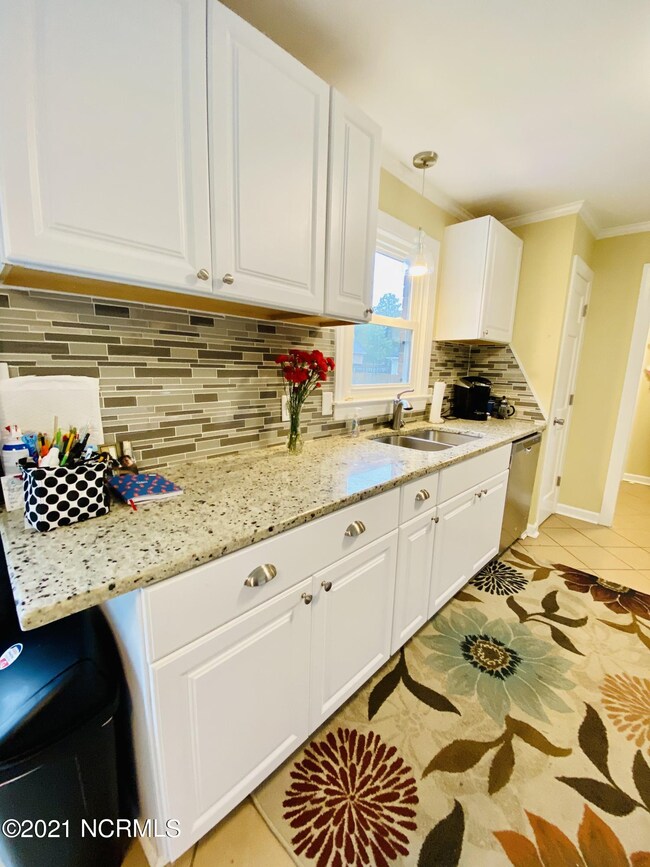 546 Chaucer Dr, Winterville, NC 28590 - photo 3